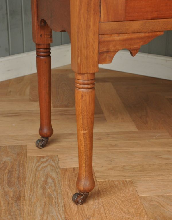 アンティーク家具 タイルが美しいアンティークの英国家具、ミラー付のウォッシュスタンド。女性1人でラクラク運べちゃうんです足先にはキャスターも付いています。(m-482-f-1)