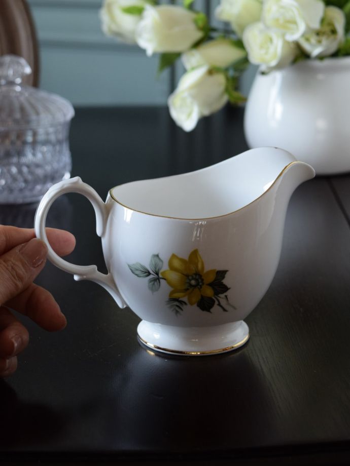 陶磁器のミルクピッチャー