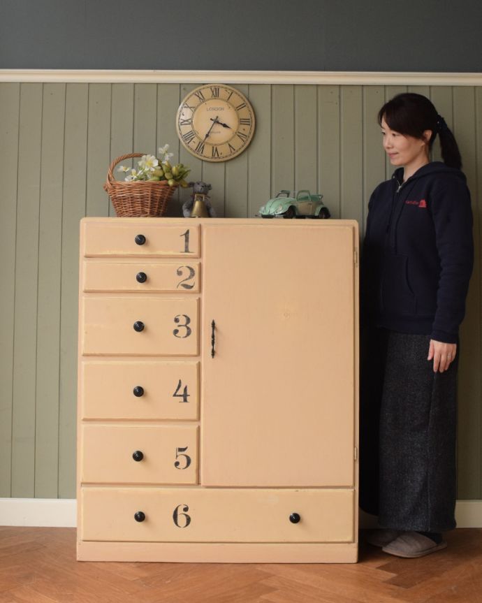 アンティークのキャビネット　アンティーク家具　アンティークのフレンチ家具、アイボリーペイントが可愛いナンバーチェスト付きワードローブ。お部屋をパッと彩るフランスらしい色使いフランスらしい色使いのキャビネットは、お部屋の中をパッと明るくなる華やかに彩ってくれるんです。(m-490-f)