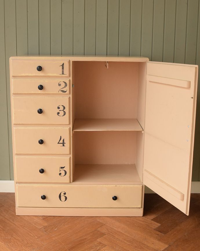 アンティークのキャビネット　アンティーク家具　アンティークのフレンチ家具、アイボリーペイントが可愛いナンバーチェスト付きワードローブ。扉を開けて中を見ると･･･ペイントの家具は中身が勝負！何度も何度もお掃除してキレイに仕上げました！安心していろんなものを収納してお使いください。(m-490-f)