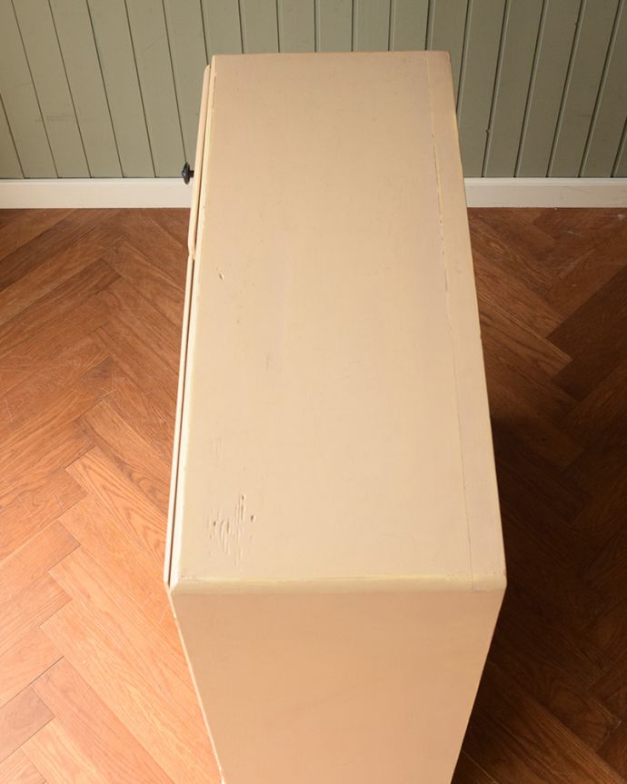 アンティークのキャビネット　アンティーク家具　アンティークのフレンチ家具、アイボリーペイントが可愛いナンバーチェスト付きワードローブ。上から見てみると･･･天板もこんな感じでアンティークの風合いだけを残して仕上げたので、満足して頂ける自信があります。(m-490-f)