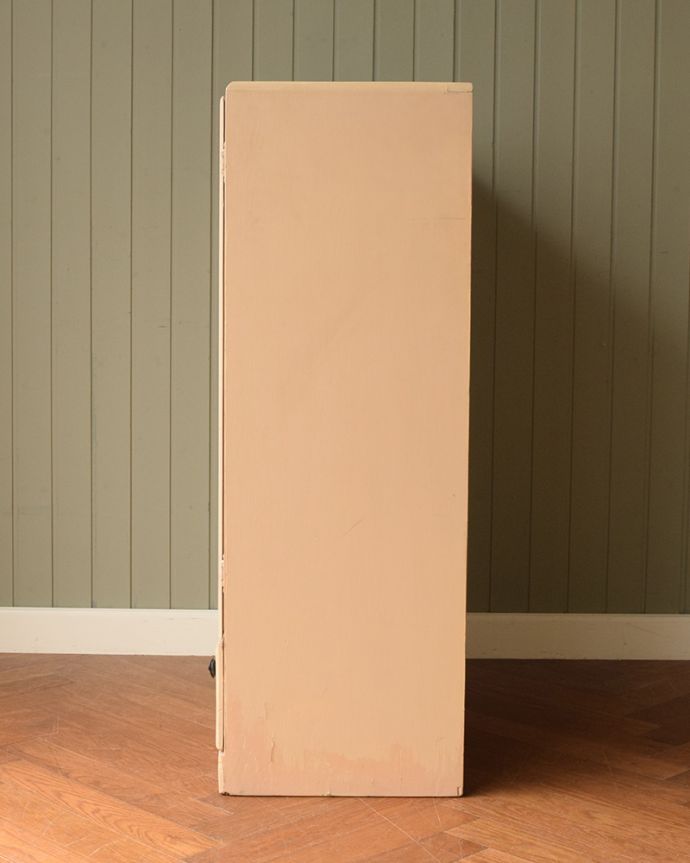 アンティークのキャビネット　アンティーク家具　アンティークのフレンチ家具、アイボリーペイントが可愛いナンバーチェスト付きワードローブ。横顔だっても美しい正面だけじゃなく横から見てもキレイです。(m-490-f)