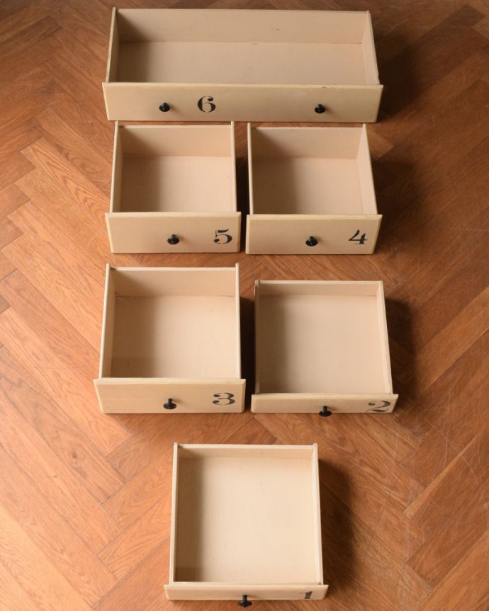 アンティークのキャビネット　アンティーク家具　アンティークのフレンチ家具、アイボリーペイントが可愛いナンバーチェスト付きワードローブ。引き出しの中もキレイです。(m-490-f)