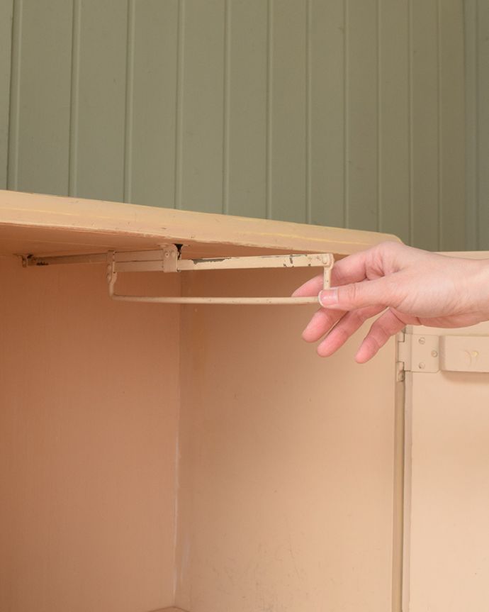 アンティークのキャビネット　アンティーク家具　アンティークのフレンチ家具、アイボリーペイントが可愛いナンバーチェスト付きワードローブ。ハンガーを引っ掛けるバーもついています扉の中にはハンガーも掛けられるバーがついています。(m-490-f)