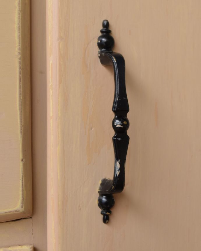 アンティークのキャビネット　アンティーク家具　アンティークのフレンチ家具、アイボリーペイントが可愛いナンバーチェスト付きワードローブ。アンティークらしい取っ手アンティークらしく上品な取っ手。(m-490-f)