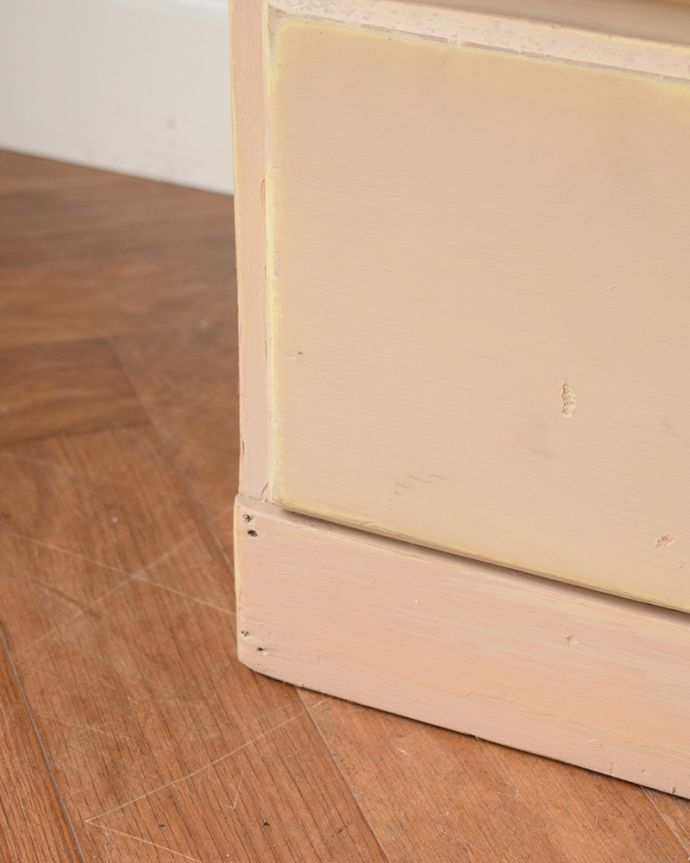 アンティークのキャビネット　アンティーク家具　アンティークのフレンチ家具、アイボリーペイントが可愛いナンバーチェスト付きワードローブ。女性１人でもラクに運べちゃうヒミツHandleのアンティークは、脚の裏にフェルトキーパーをお付けしているので、床を滑らせれば女性でも移動がカンタンに出来ます！。(m-490-f)