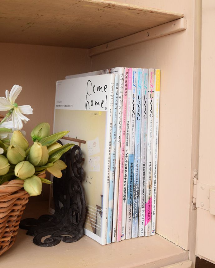 アンティークのキャビネット　アンティーク家具　アンティークのフレンチ家具、アイボリーペイントが可愛いナンバーチェスト付きワードローブ。扉の中は収納たっぷりA4サイズの雑誌までしっかり収納出来ちゃう大きさ。(m-490-f)