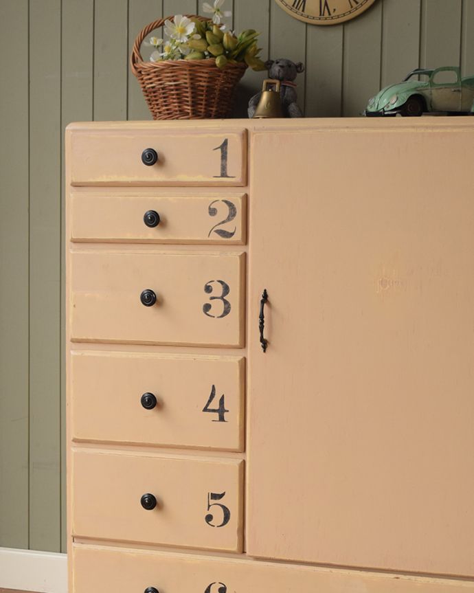 アンティークのキャビネット　アンティーク家具　アンティークのフレンチ家具、アイボリーペイントが可愛いナンバーチェスト付きワードローブ。収納だけじゃなく見た目でも楽しめます女性らしく素敵なデザインなので、収納として使うだけじゃなく、置くだけでワクワクしてしまうアンティーク。(m-490-f)