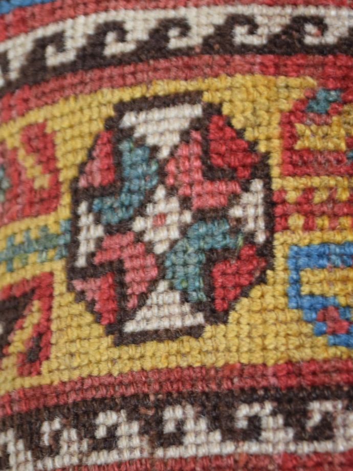 おしゃれなトライバルラグクッション