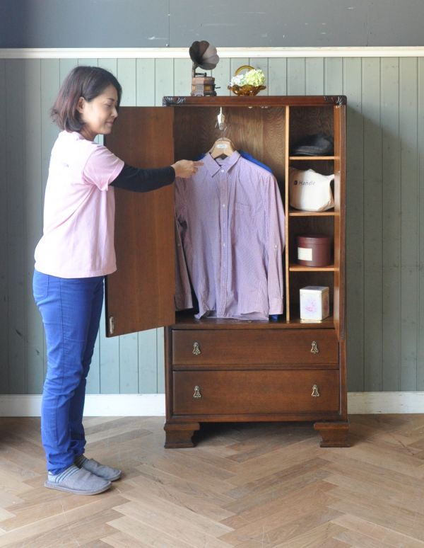 ワードローブ アンティーク家具 英国のアンティーク収納家具、引き出し付きのワードローブ。細かく仕切りがあるので、バッグや靴を整頓できます。(m-503-f)