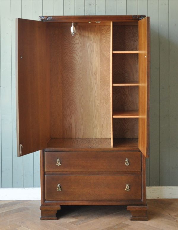 ワードローブ アンティーク家具 英国のアンティーク収納家具、引き出し付きのワードローブ。アイロンを掛け終ったシャツをハンガーに掛けたまましまえます。(m-503-f)