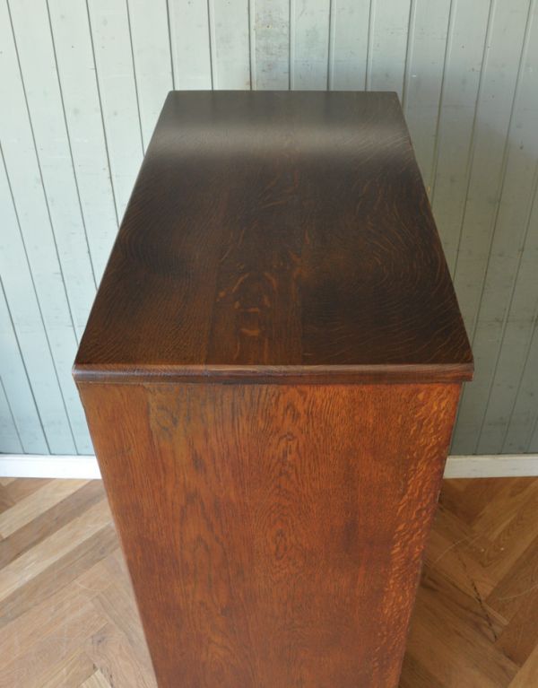 ワードローブ アンティーク家具 英国のアンティーク収納家具、引き出し付きのワードローブ。天板もピカピカです。(m-503-f)