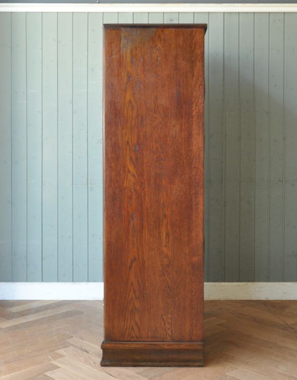 ワードローブ アンティーク家具 英国のアンティーク収納家具、引き出し付きのワードローブ。横から見てもピカピカです。(m-503-f)