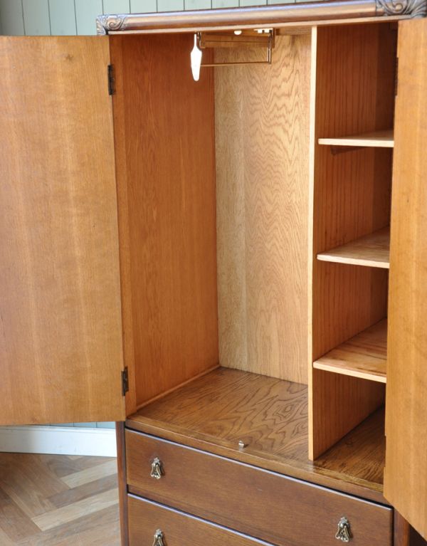 ワードローブ　アンティーク家具　英国のアンティーク収納家具、引き出し付きのワードローブ。。(m-503-f)