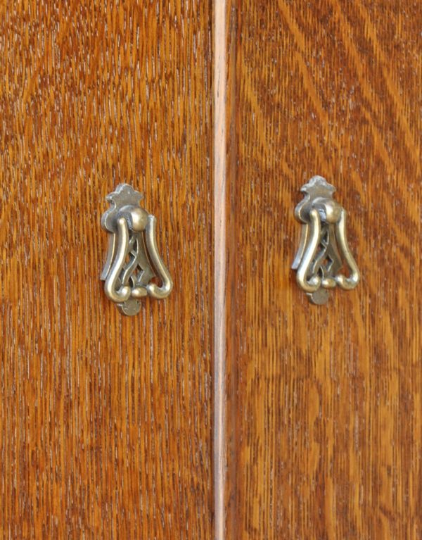 ワードローブ アンティーク家具 英国のアンティーク収納家具、引き出し付きのワードローブ。重厚感のある取っ手です。(m-503-f)