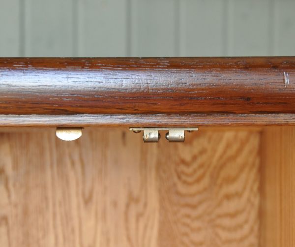 ワードローブ アンティーク家具 英国のアンティーク収納家具、引き出し付きのワードローブ。扉には金具がきちんと付いているので開閉がスムーズです。(m-503-f)