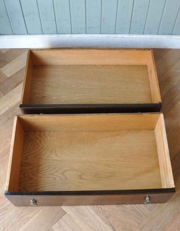 ワードローブ アンティーク家具 英国のアンティーク収納家具、引き出し付きのワードローブ。引き出しは2杯。(m-503-f)