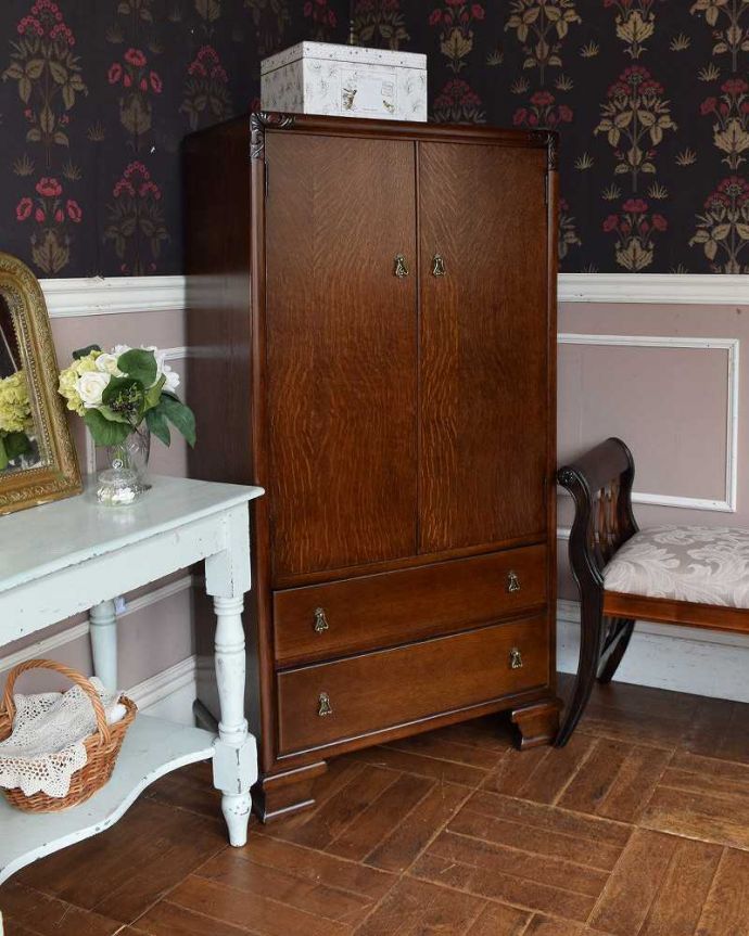 ワードローブ アンティーク家具 英国のアンティーク収納家具、引き出し付きのワードローブ。カーディンガンやバックなどのよく使うものをしまって、リビング収納として使ってもいいですね。(m-503-f)