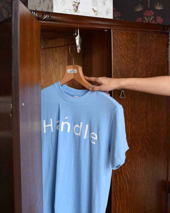 ワードローブ アンティーク家具 英国のアンティーク収納家具、引き出し付きのワードローブ。ハンガーが簡単に取り出せます。(m-503-f)