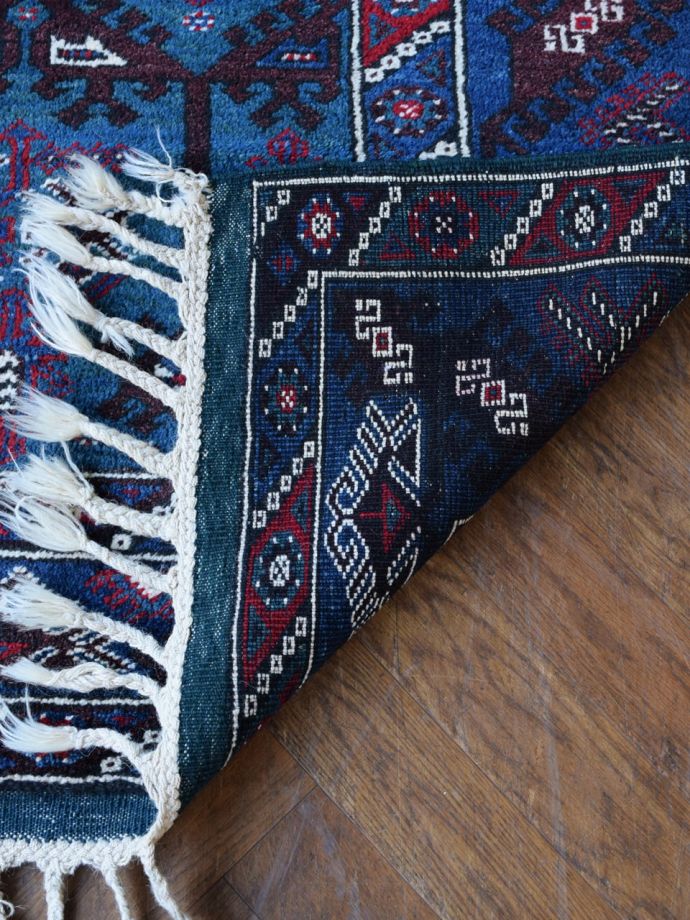 トライバルラグの裏面