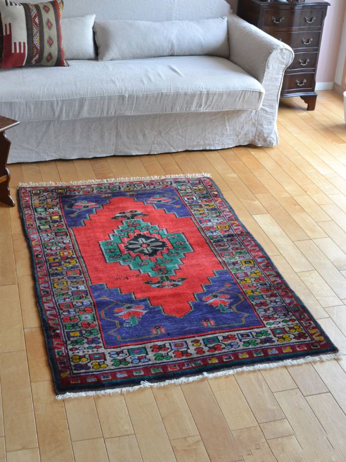 おしゃれなトルココンヤのビンテージ絨毯