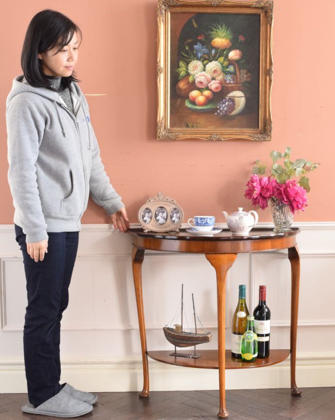 アンティークのテーブル　アンティーク家具　英国デザインのアンティーク家具、ハーフムーンのコンソールテーブル。壁にピタッと付けるだけで出来るおしゃれコーナーハーフムーン型のコンソールテーブルは見せる場所を作ってくれる最強のアンティーク家具。(m-508-f-1)