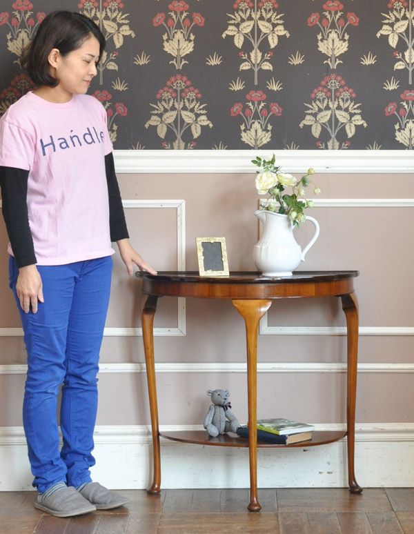 アンティークのテーブル　アンティーク家具　英国デザインのアンティーク家具、ハーフムーンのコンソールテーブル。壁にピタッと付けるだけで出来るおしゃれコーナーハーフムーン型のコンソールテーブルは見せる場所を作ってくれる最強のアンティーク家具。(m-508-f)