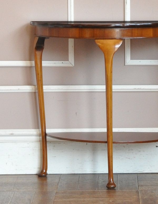 アンティークのテーブル　アンティーク家具　英国デザインのアンティーク家具、ハーフムーンのコンソールテーブル。美しいデザインが印象的実用性を求めない見せ場を作ってくれるコンソールは、何より見た目が重要。(m-508-f)