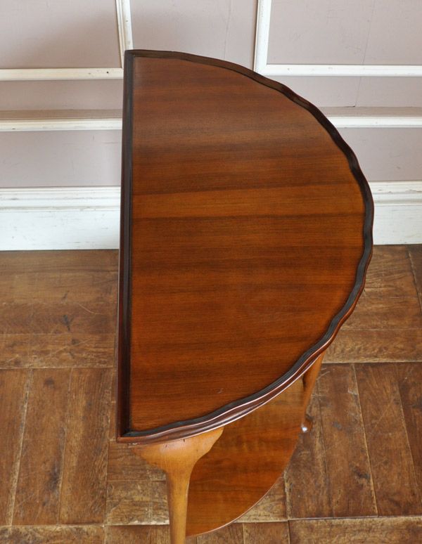 アンティークのテーブル　アンティーク家具　英国デザインのアンティーク家具、ハーフムーンのコンソールテーブル。上から見ると半分のお月様が見えますハーフムーン（半月型）の天板には、何を置いても素敵に魅せてくれる力があります。(m-508-f-1)