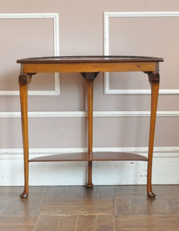 アンティークのテーブル　アンティーク家具　英国デザインのアンティーク家具、ハーフムーンのコンソールテーブル。後ろ姿にも自信があります。(m-508-f-1)