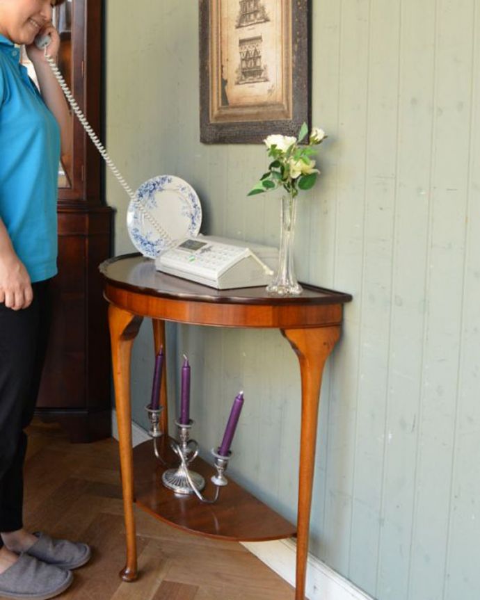 アンティークのテーブル　アンティーク家具　英国デザインのアンティーク家具、ハーフムーンのコンソールテーブル。ちょっと贅沢な電話台に。(m-508-f)