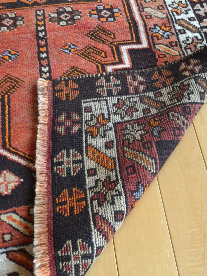 トライバルラグの裏面