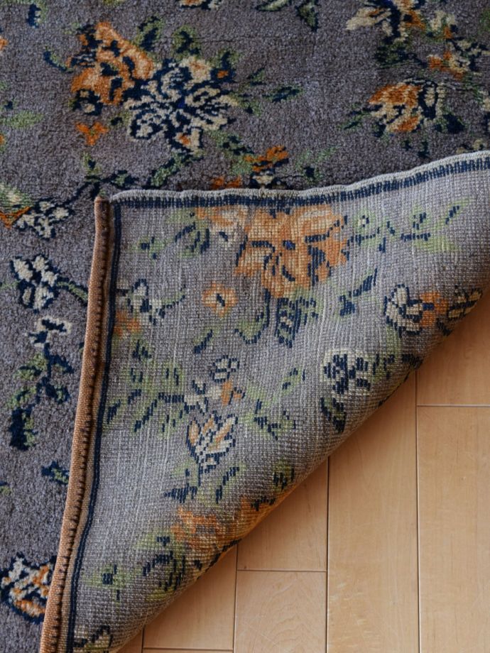 トライバルラグの裏面