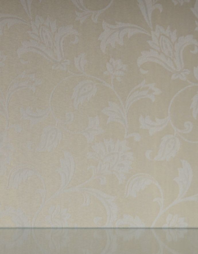 アンティークのキャビネット　アンティーク家具　英国スタイルのアンティーク家具、和室にもオススメのショーケース（ガラスキャビネット）。柄物の食器やお気に入りのアイテムが引き立つような生地になっています。(m-517-f)