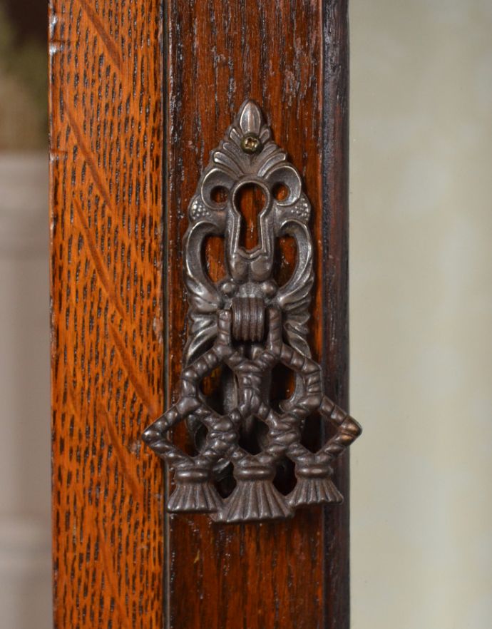 アンティークのキャビネット　アンティーク家具　英国スタイルのアンティーク家具、和室にもオススメのショーケース（ガラスキャビネット）。アンティークの風合いたっぷりの取っ手です。(m-517-f)