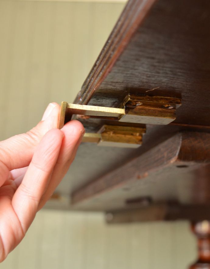 アンティークのテーブル　アンティーク家具　美しい脚が特徴的なアンティークの英国家具、伸張式のダイニングテーブル。天板横にもストッパーとなる金具が付いています。(m-522-f)