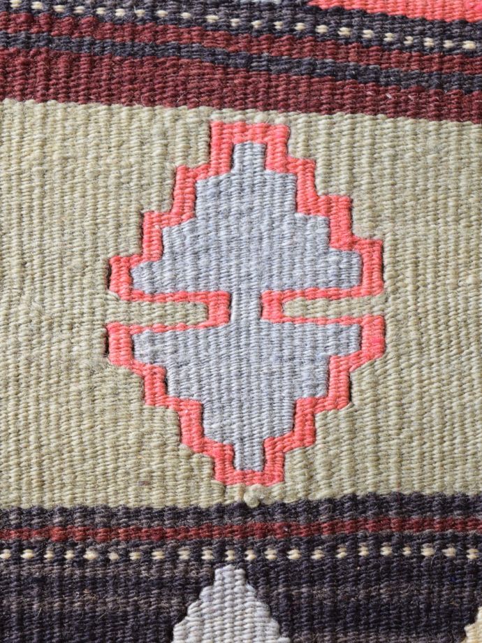 フェター（つなぎ輪）モチーフのおしゃれなクッション、オールドキリム