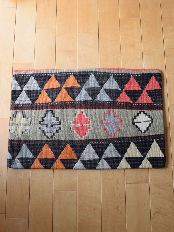 フェター（つなぎ輪）モチーフのおしゃれなクッション、オールドキリム