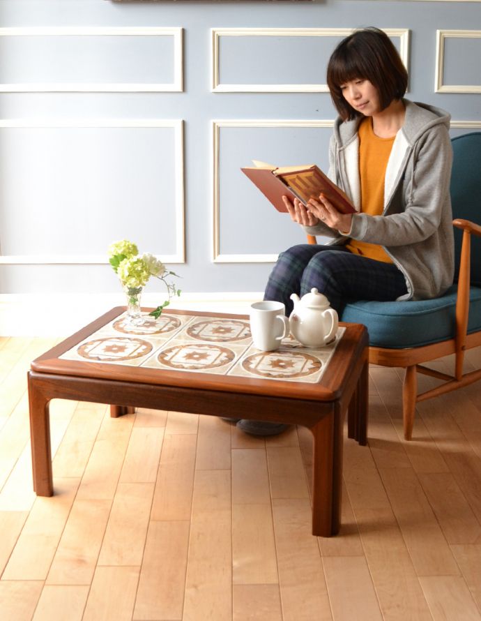 G-PLAN(Gプラン) アンティーク家具 北欧系のアンティーク家具、お花のタイルトップが可愛いコーヒーテーブル(G-PLAN)。どこでも置けるちょうどいいサイズのテーブル。(m-526-f)