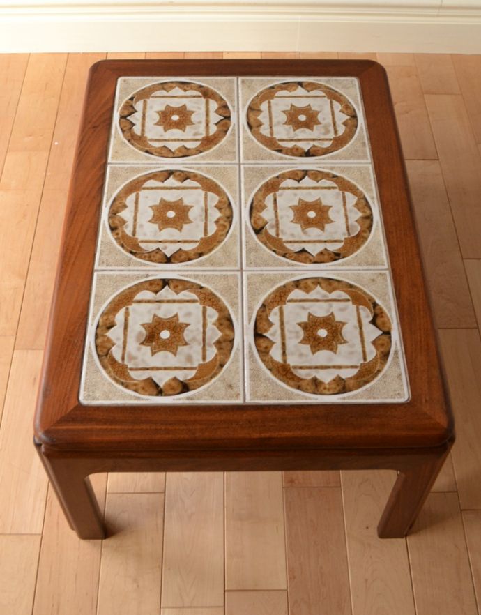 G-PLAN(Gプラン) アンティーク家具 北欧系のアンティーク家具、お花のタイルトップが可愛いコーヒーテーブル(G-PLAN)。天板一面に美しいタイルが貼ってあります。(m-526-f)