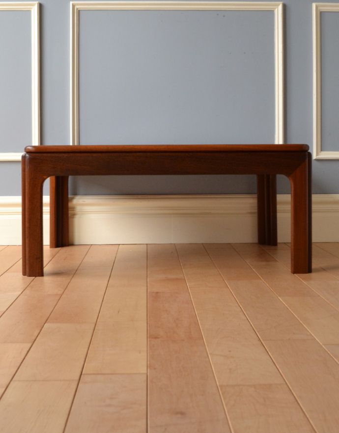 G-PLAN(Gプラン) アンティーク家具 北欧系のアンティーク家具、お花のタイルトップが可愛いコーヒーテーブル(G-PLAN)。人気の北欧インテリアやシンプルモダンのお部屋にもピッタリですよ。(m-526-f)