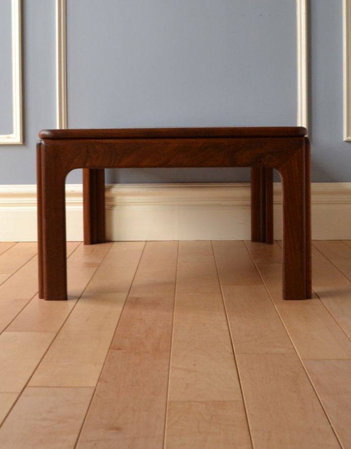 G-PLAN(Gプラン) アンティーク家具 北欧系のアンティーク家具、お花のタイルトップが可愛いコーヒーテーブル(G-PLAN)。アンティークは新品ではないので、経年変化によるキズはありますが、専門の職人によって目立たないようにキレイにお直しをしています。(m-526-f)