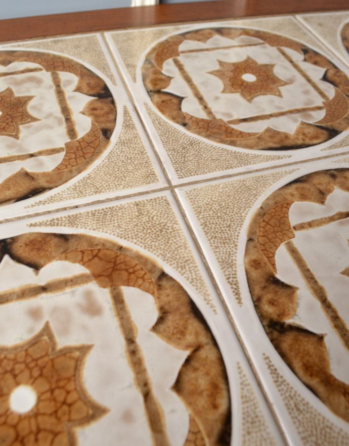 G-PLAN(Gプラン) アンティーク家具 北欧系のアンティーク家具、お花のタイルトップが可愛いコーヒーテーブル(G-PLAN)。大人っぽい抑えた色使い。(m-526-f)