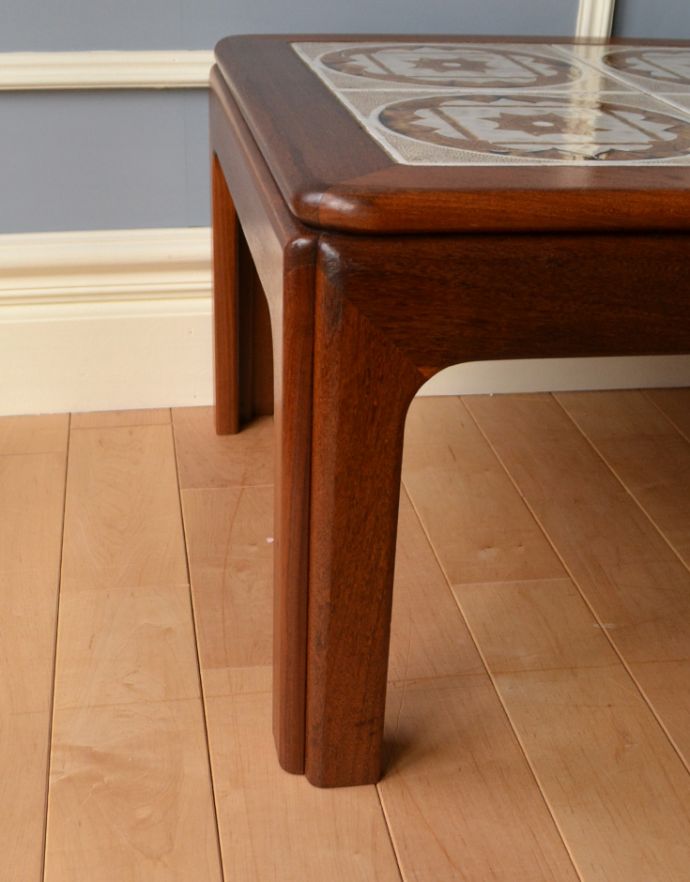 G-PLAN(Gプラン) アンティーク家具 北欧系のアンティーク家具、お花のタイルトップが可愛いコーヒーテーブル(G-PLAN)。きちんと支えます。(m-526-f)