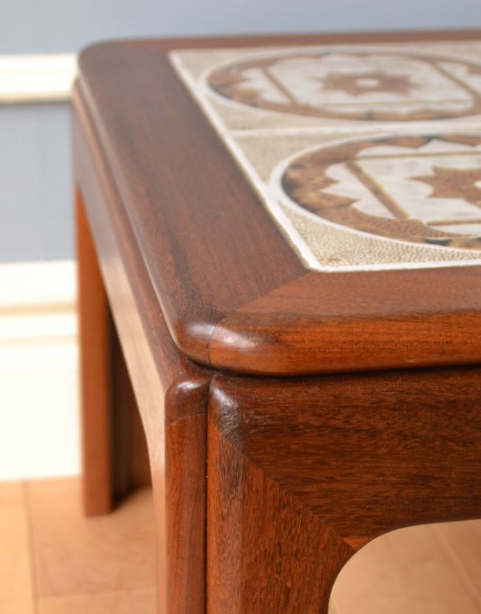 G-PLAN(Gプラン) アンティーク家具 北欧系のアンティーク家具、お花のタイルトップが可愛いコーヒーテーブル(G-PLAN)。角が丸いのでお子さまのいるご家庭にもおススメです。(m-526-f)