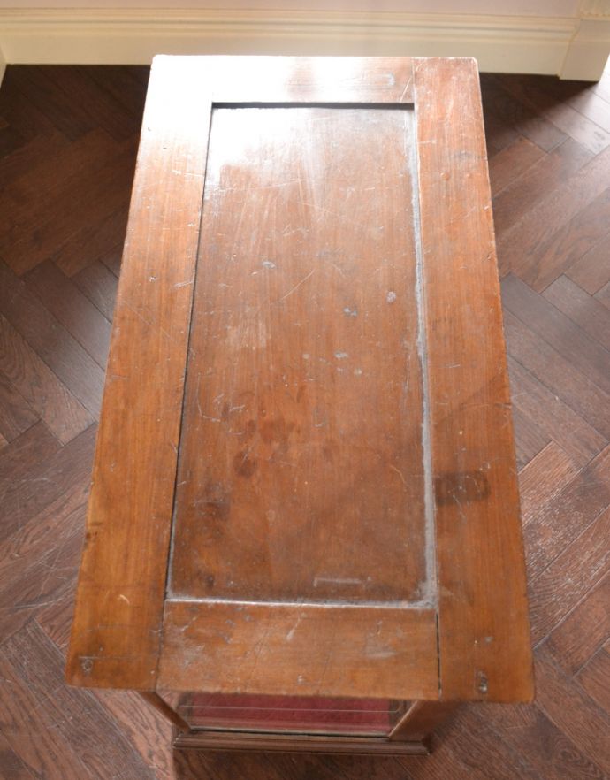 ウォールキャビネット　アンティーク家具　Ｃａｄｂｕｒｙ社のディスプレイキャビネット、アンティークショーケース。天板もキレイに仕上げました。(m-527-f)