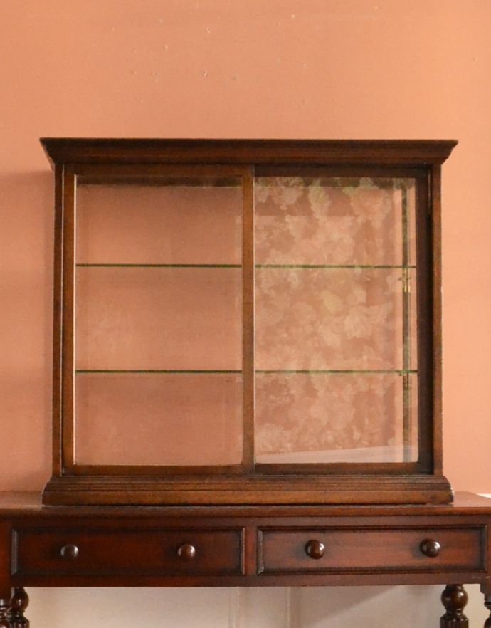 ウォールキャビネット　アンティーク家具　Ｃａｄｂｕｒｙ社のディスプレイキャビネット、アンティークショーケース。後ろ姿にも気を使ってますアンティークは新品ではないので、もちろん経年変化によるキズはありますが、専門の職人がキレイにお直しをしているので、後ろ姿までキレイです。(m-527-f)