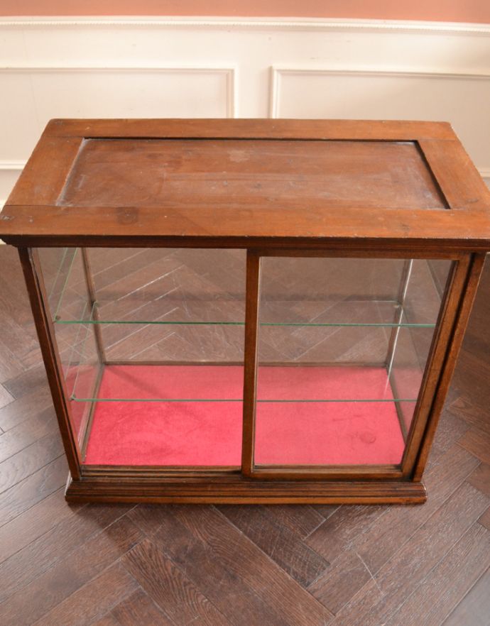 ウォールキャビネット　アンティーク家具　Ｃａｄｂｕｒｙ社のディスプレイキャビネット、アンティークショーケース。扉の中を見てみると…アンティークは新品ではないので小さなキズや汚れはありますがしっかり修復していますので安心してお使い下さい。(m-527-f)