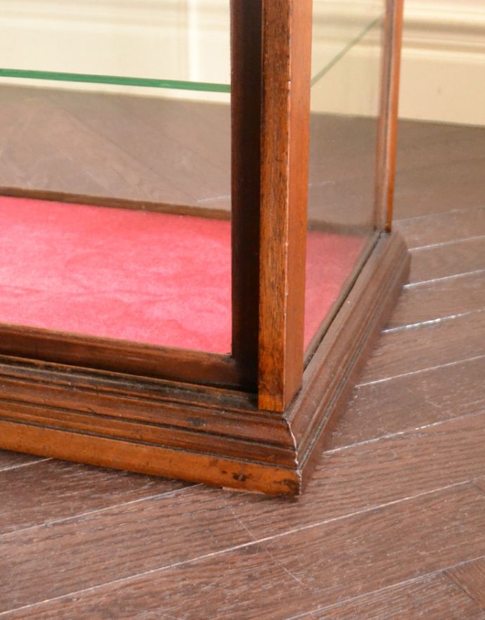 ウォールキャビネット　アンティーク家具　Ｃａｄｂｕｒｙ社のディスプレイキャビネット、アンティークショーケース。女性１人でラクラク運べちゃうんですHandleのアンティークは、裏にフェルトキーパーをお付けしています。(m-527-f)