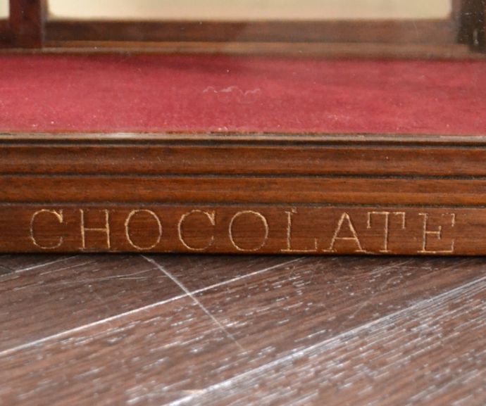 ウォールキャビネット　アンティーク家具　Ｃａｄｂｕｒｙ社のディスプレイキャビネット、アンティークショーケース。キャドバリー社のチョコレートを並べるショーケースとして使われていたようですね。(m-527-f)